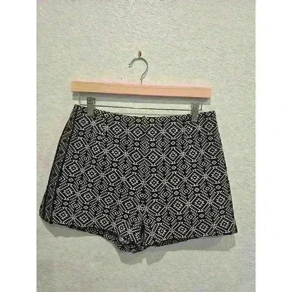 Ecote Dresses & Skirts - Ecote High Rise Shorts Black Aztec Urban Outfitters Festival Size 6